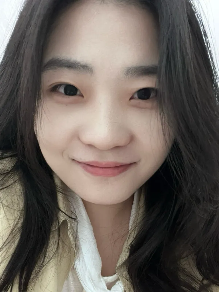 同一场自拍的另一张，凑得更近一些，笑意更明显